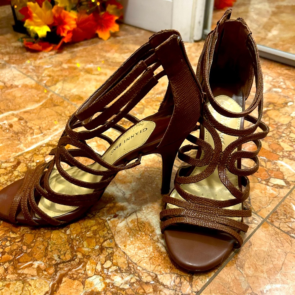 Retro Leather Gianni Bini Point Toe Pumps
